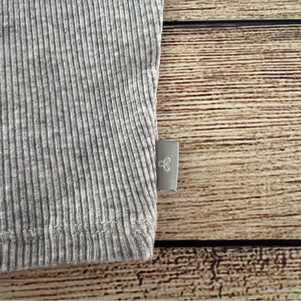 TNA Cropped Ribbed Tank - Picture 4 of 5